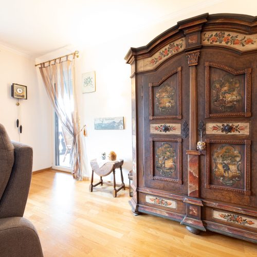 Wohnzimmer mit Schrank in Ferienwohnung in Garmisch-Partenkirchen