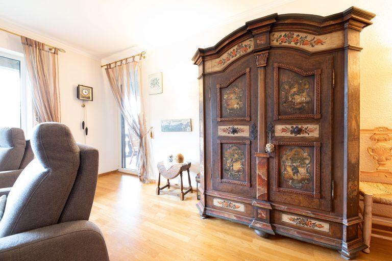 Wohnzimmer mit Schrank in Ferienwohnung in Garmisch-Partenkirchen