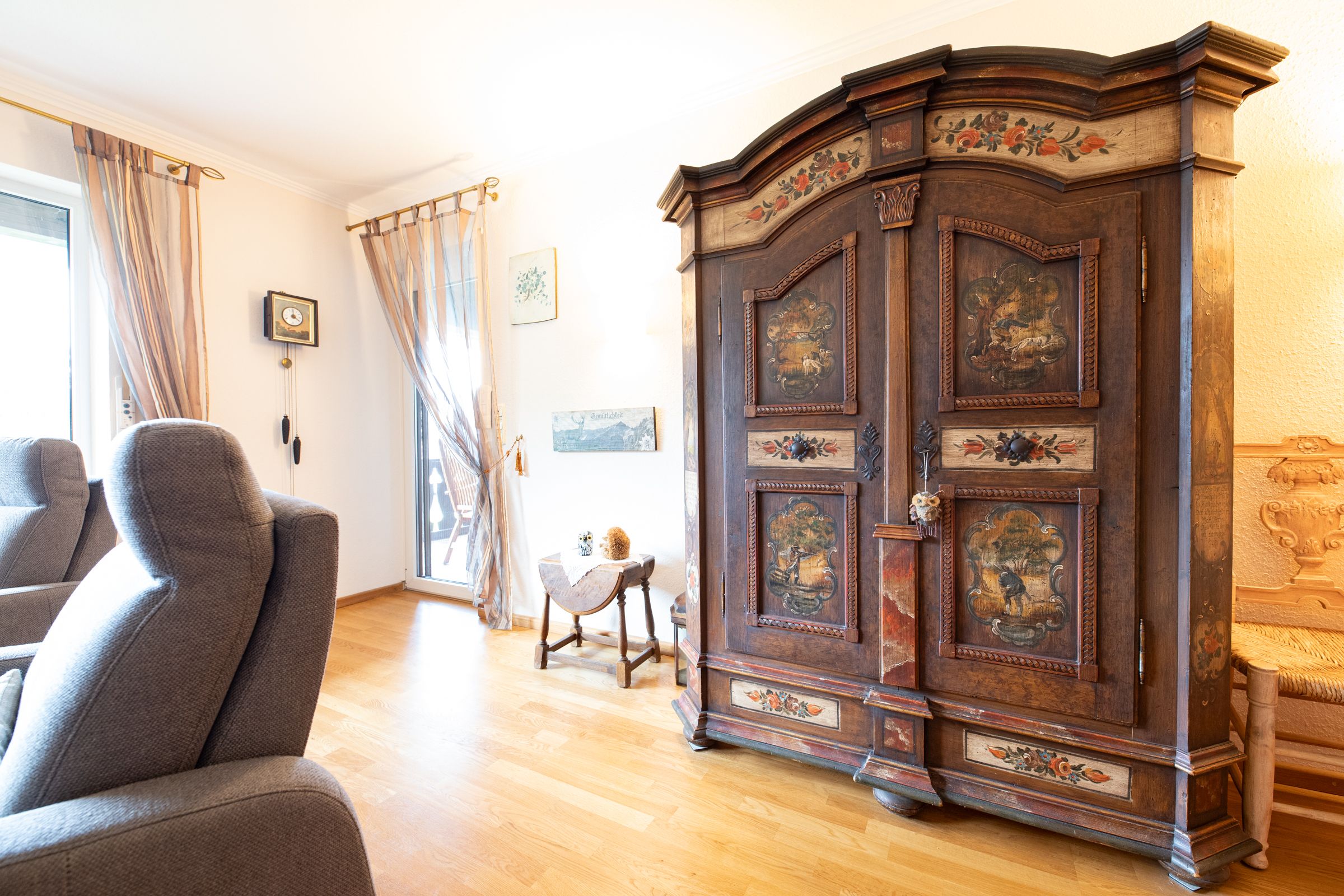 Wohnzimmer mit Schrank in Ferienwohnung in Garmisch-Partenkirchen