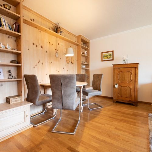 Esstisch mit Stühlen in Ferienwohnung in Garmisch-Partenkirchen