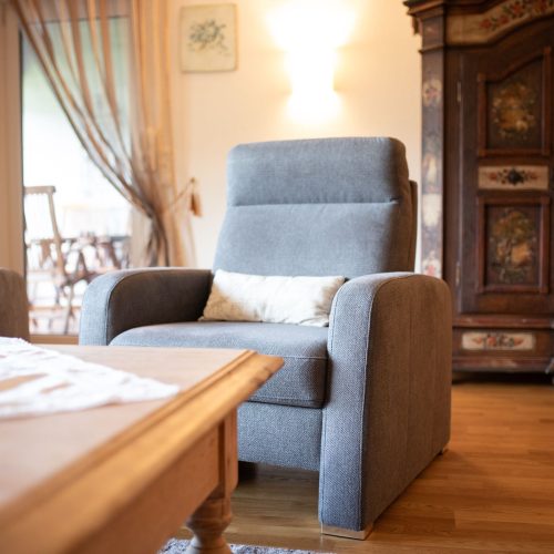 Sessel und Tisch in Ferienwohnung in Garmisch-Partenkirchen