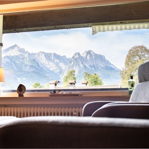 Sessel und Aussicht auf Berge in Ferienwohnung in Garmisch-Partenkirchen