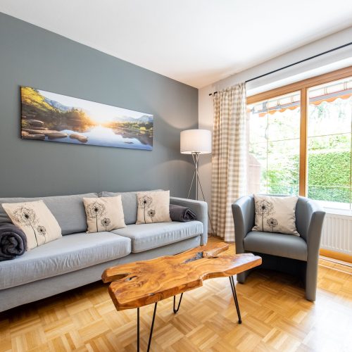 Sofa, Sessel und Holztisch in Ferienwohnung in Garmisch-Partenkirchen