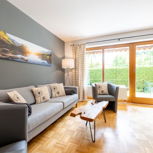 Sofa und Sessel mit Bildern in Ferienwohnung in Garmisch-Partenkirchen