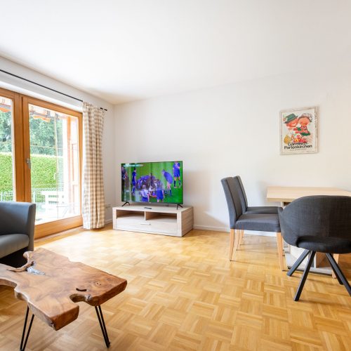 Sessel und kleiner Holztisch in Ferienwohnung in Garmisch-Partenkirchen