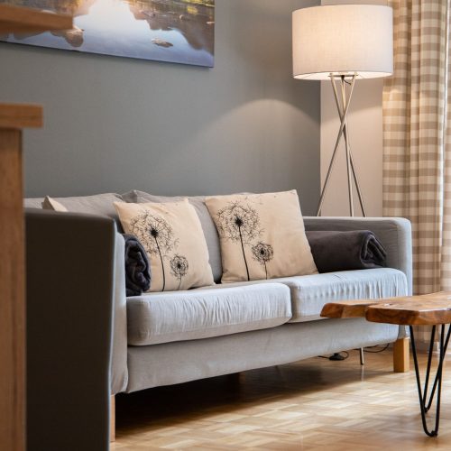 Sofa mit Holztisch in Ferienwohnung in Garmisch-Partenkirchen