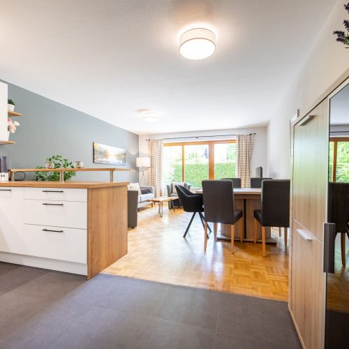 Küche mit Holzschrank mit Glastür in Ferienwohnung in Garmisch-Partenkirchen