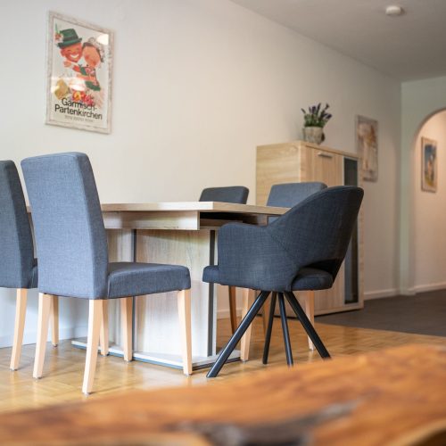 Esstisch mit "Garmisch-Partenkirchen"-Bild in Ferienwohnung in Garmisch-Partenkirchen