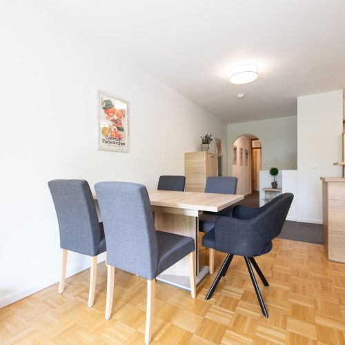 Blick vom Esstisch in den Flur in Ferienwohnung in Garmisch-Partenkirchen