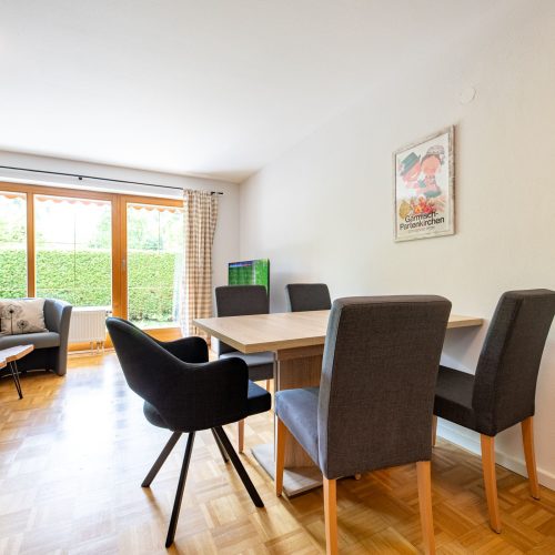 Esstisch mit fünf Stühlen in Wohnbereich in Ferienwohnung in Garmisch-Partenkirchen