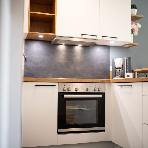 Moderne Küche mit Backofen in Ferienwohnung in Garmisch-Partenkirchen