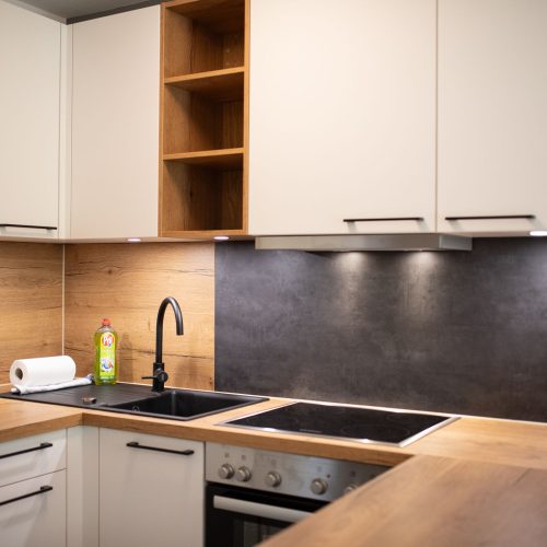 Küchenzeile mit hohen Regalen in Ferienwohnung in Garmisch-Partenkirchen