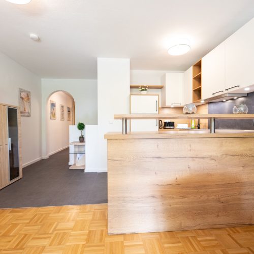 Küche mit Holzablage in moderner Ferienwohnung in Garmisch-Partenkirchen