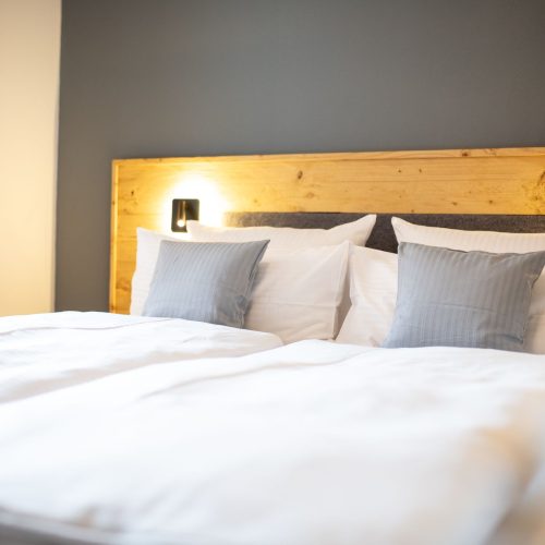 Bett mit Holzrückwand in Ferienwohnung in Garmisch-Partenkirchen