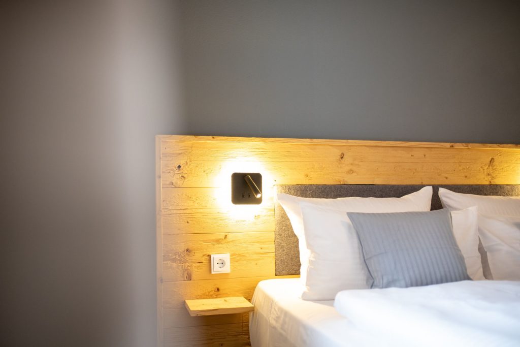 Bett mit Holzrückwand in Ferienwohnung in Garmisch-Partenkirchen