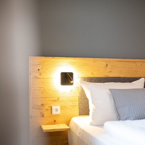 Bett mit Holzrückwand in Ferienwohnung in Garmisch-Partenkirchen