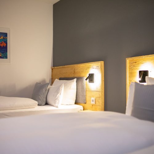 Betten mit Leselampen in Ferienwohnung in Garmisch-Partenkirchen