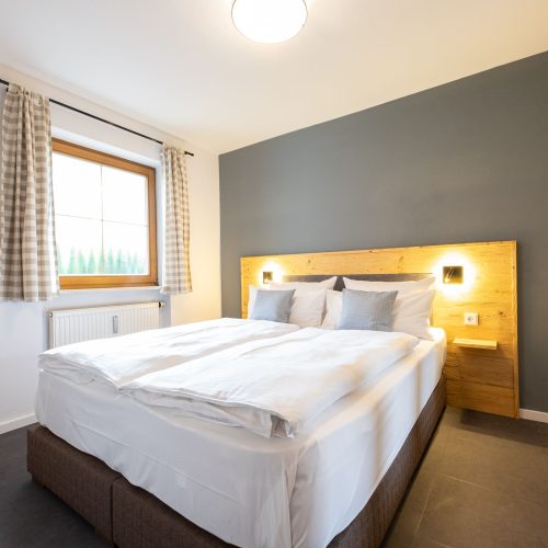 Doppelbett mit Lampen in Ferienwohnung in Garmisch-Partenkirchen