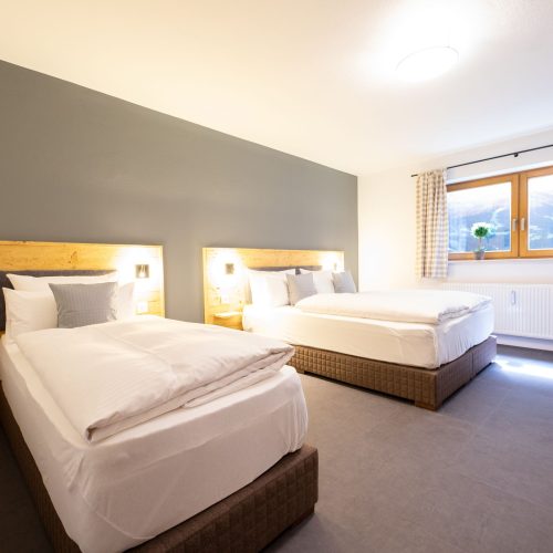 Schlafzimmer mit zwei Betten in Ferienwohnung in Garmisch-Partenkirchen