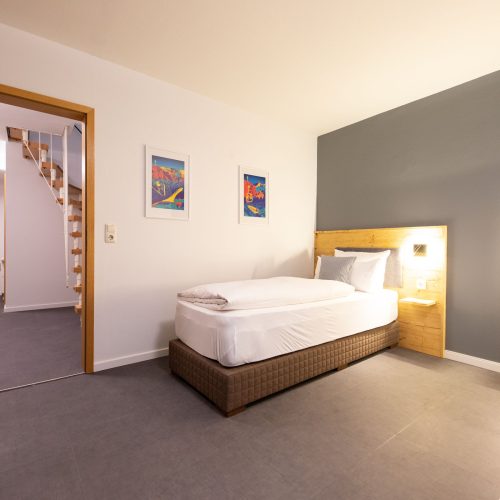 Einzelbett neben Doppelbett in Ferienwohnung in Garmisch-Partenkirchen