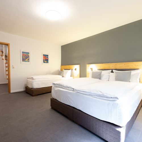 Doppelbett und Einzelbett in Ferienwohnung in Garmisch-Partenkirchen