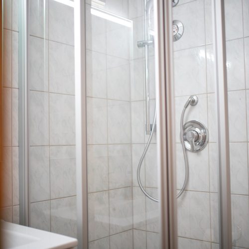 Dusche mit Trennwand in Ferienwohnung in Garmisch-Partenkirchen
