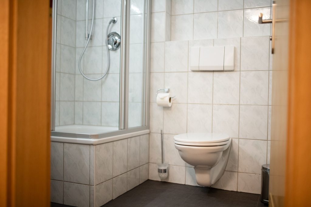 Toilette und Dusche in Ferienwohnung in Garmisch-Partenkirchen