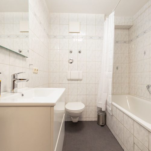 Hell gefliestes Badezimmer in Ferienwohnung in Garmisch-Partenkirchen