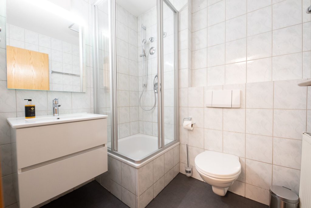 Hell gefliestes Bad in Ferienwohnung in Garmisch-Partenkirchen