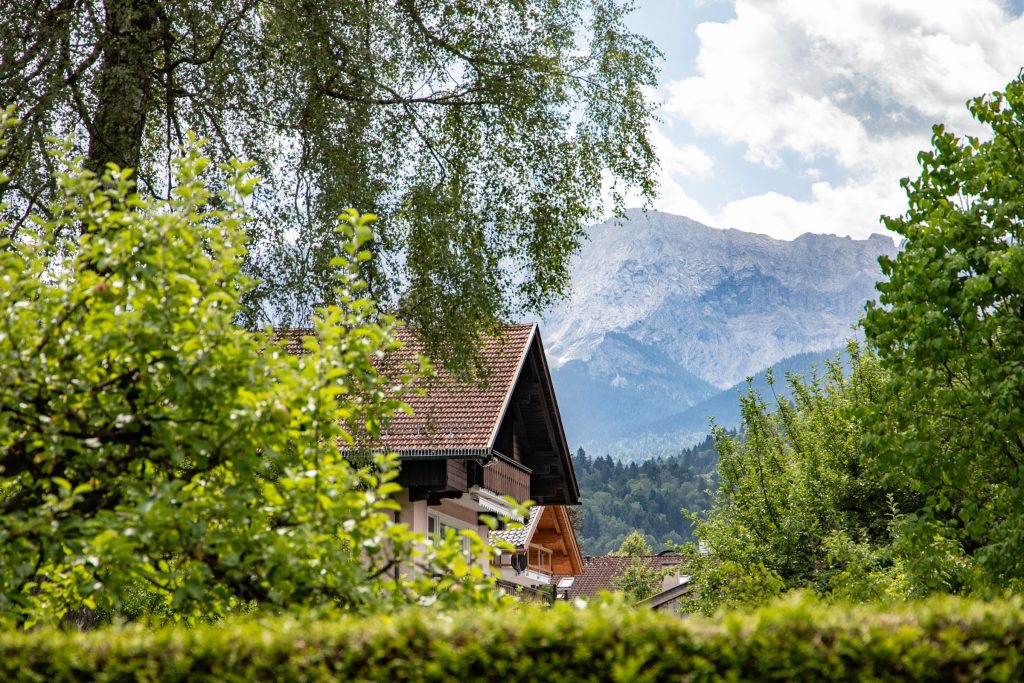 Blick am Haus vorbei zu den Bergen in Garmisch-Partenkirchen
