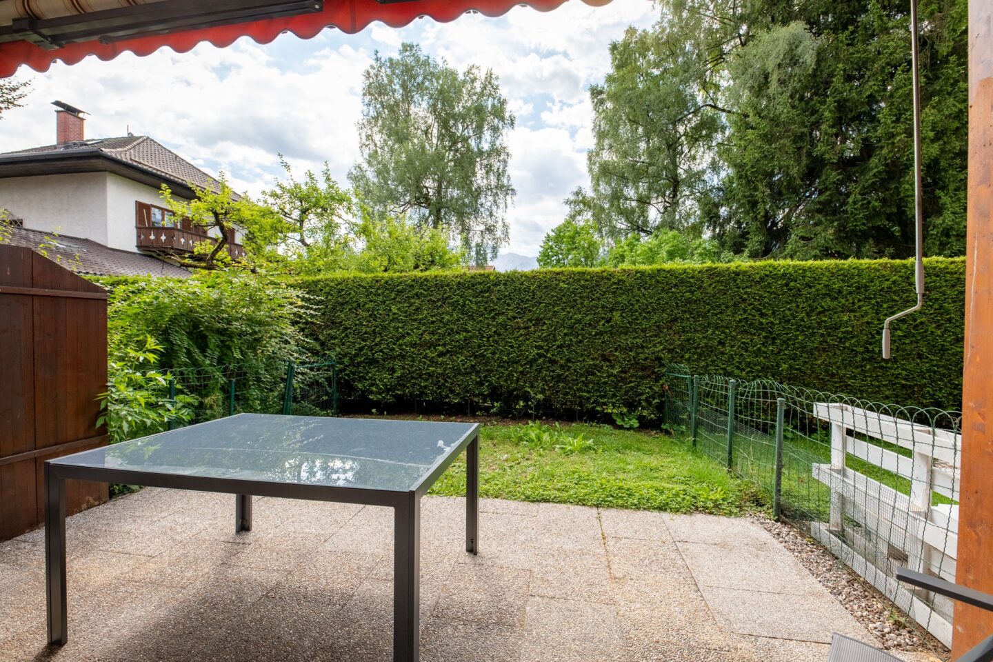 Terrasse mit Glastisch in Ferienwohnung in Garmisch-Partenkirchen