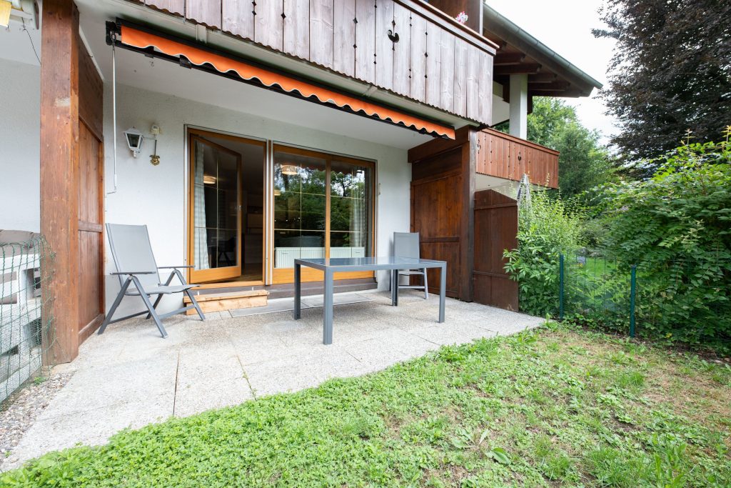 Terrasse mit Markise in Ferienwohnung in Garmisch-Partenkirchen