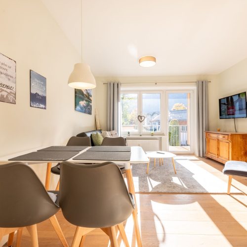 Esstisch und Wohnzimmer in Ferienwohnung in Garmisch-Partenkirchen