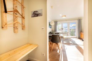 Blick vom Eingangsbereich in den Wohnbereich in Ferienwohnung in Garmisch-Partenkirchen
