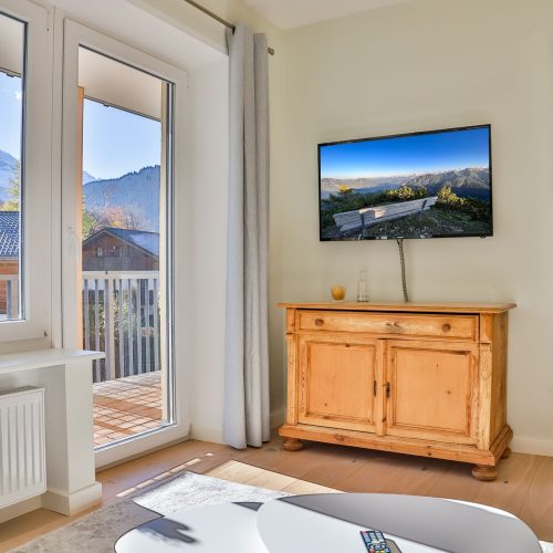 Fernseher und Fernbedienung auf Tisch in Ferienwohnung in Garmisch-Partenkirchen