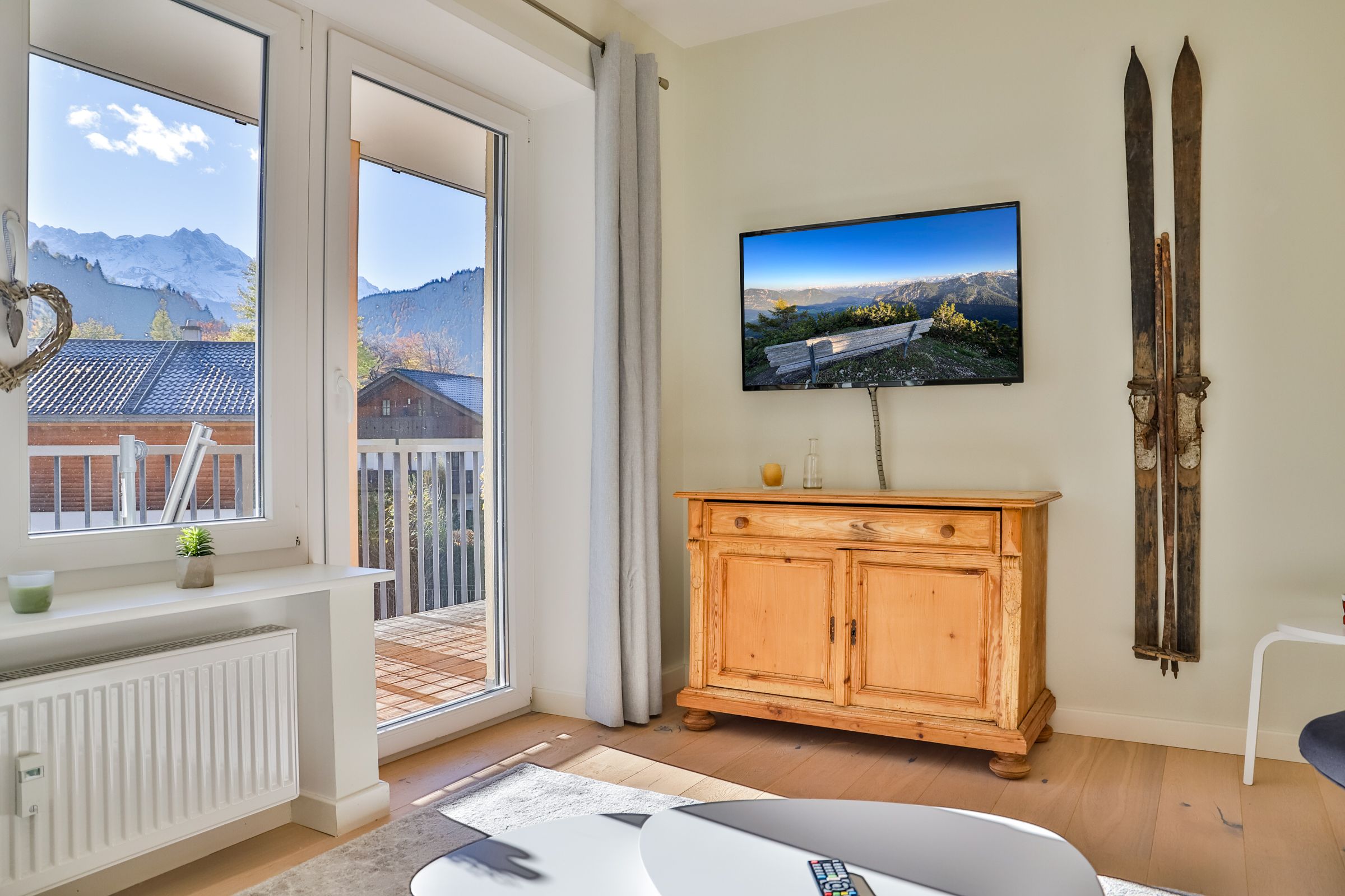 Fernseher und Fernbedienung auf Tisch in Ferienwohnung in Garmisch-Partenkirchen