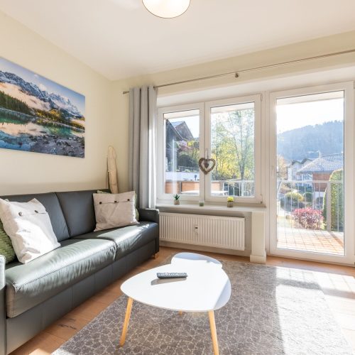 Sofa und Beistelltisch in Ferienwohnung in Garmisch-Partenkirchen