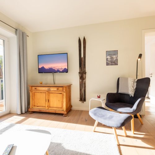 Fernseher und kleiner Holzschrank in Ferienwohnung in Garmisch-Partenkirchen