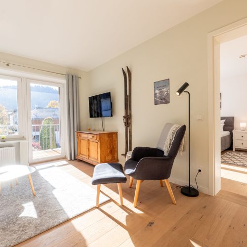 Sessel und Holzskier an der Wand in Wohnbereich in Ferienwohnung in Garmisch-Partenkirchen