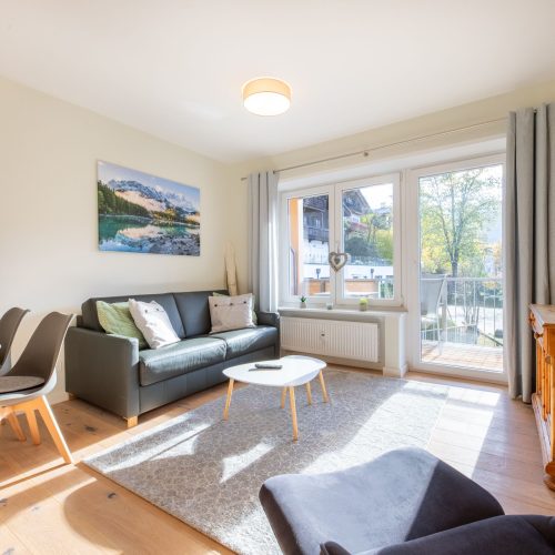 Sofa, Beistelltisch und Teppich in Ferienwohnung in Garmisch-Partenkirchen