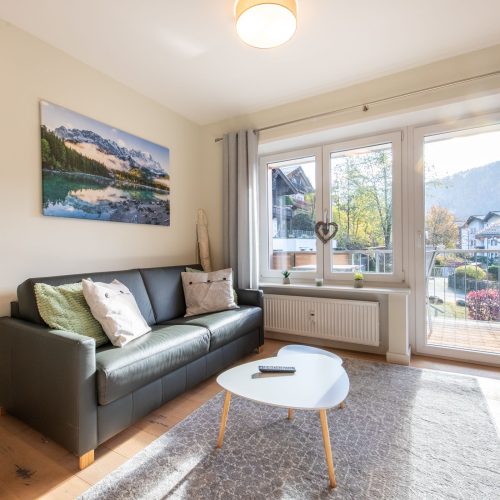 Sofa mit Teppich in Ferienwohnung in Garmisch-Partenkirchen
