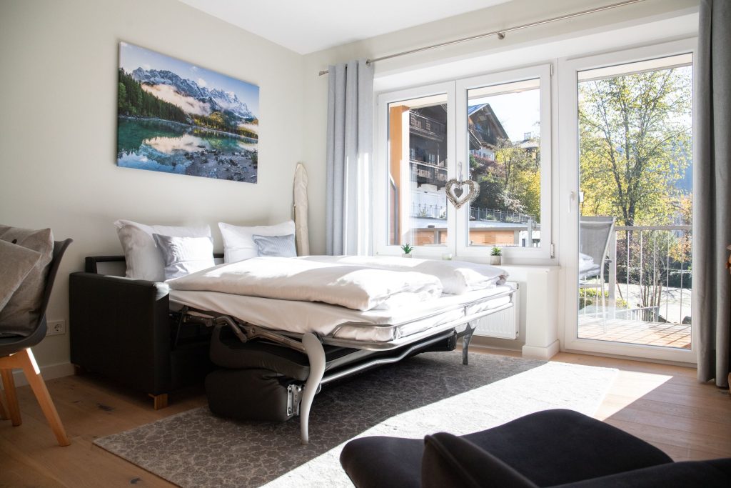 Ausklappbares Sofa mit Schlaffunktion in Ferienwohnung in Garmisch-Partenkirchen
