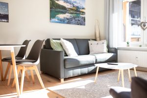 kleines Sofa mit Beistelltisch in Ferienwohnung in Garmisch-Partenkirchen