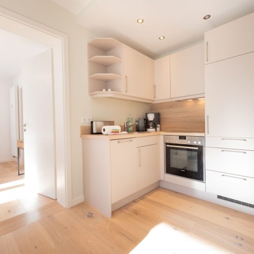 Küche mit hohen Regalen in Ferienwohnung in Garmisch-Partenkirchen