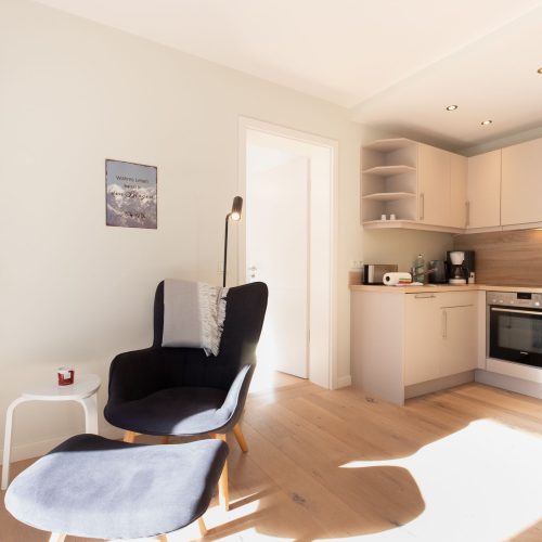Lesesessel und kleine Küchenzeile in Ferienwohnung in Garmisch-Partenkirchen