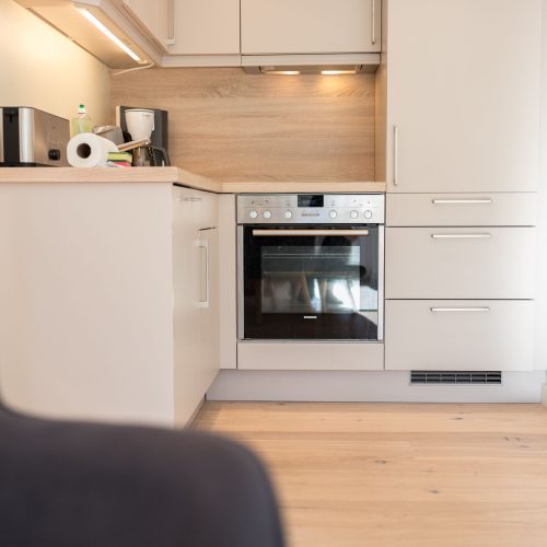 Kleine Küche mit Beleuchtung in Ferienwohnung in Garmisch-Partenkirchen