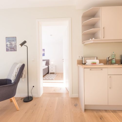 Küche und Holzskier an der Wand in Ferienwohnung in Garmisch-Partenkirchen