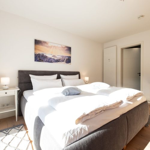 Bett für zwei Personen in Ferienwohnung in Garmisch-Partenkirchen