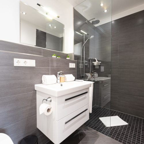 Modernes dunkle gefliestes Badezimmer in Ferienwohnung in Garmisch-Partenkirchen