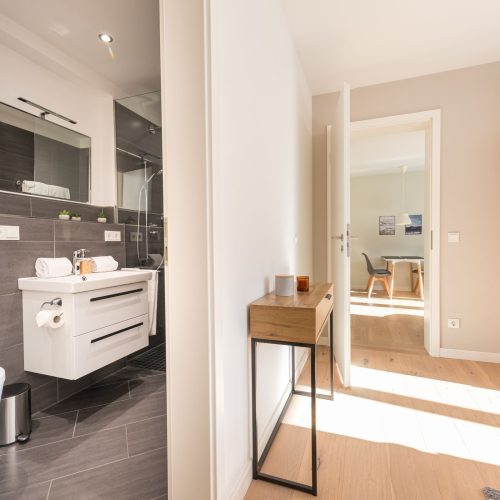 Blick ins Badezimmer und zum Esstisch in Ferienwohnung in Garmisch-Partenkirchen